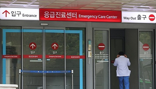 응급진료센터 향하는 의료 관계자.<연합뉴스>